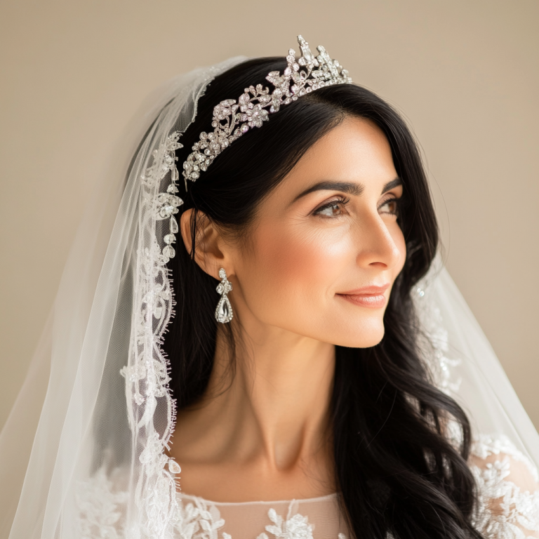 Braut mit dunklem, langem Haar, Diadem und Schleier