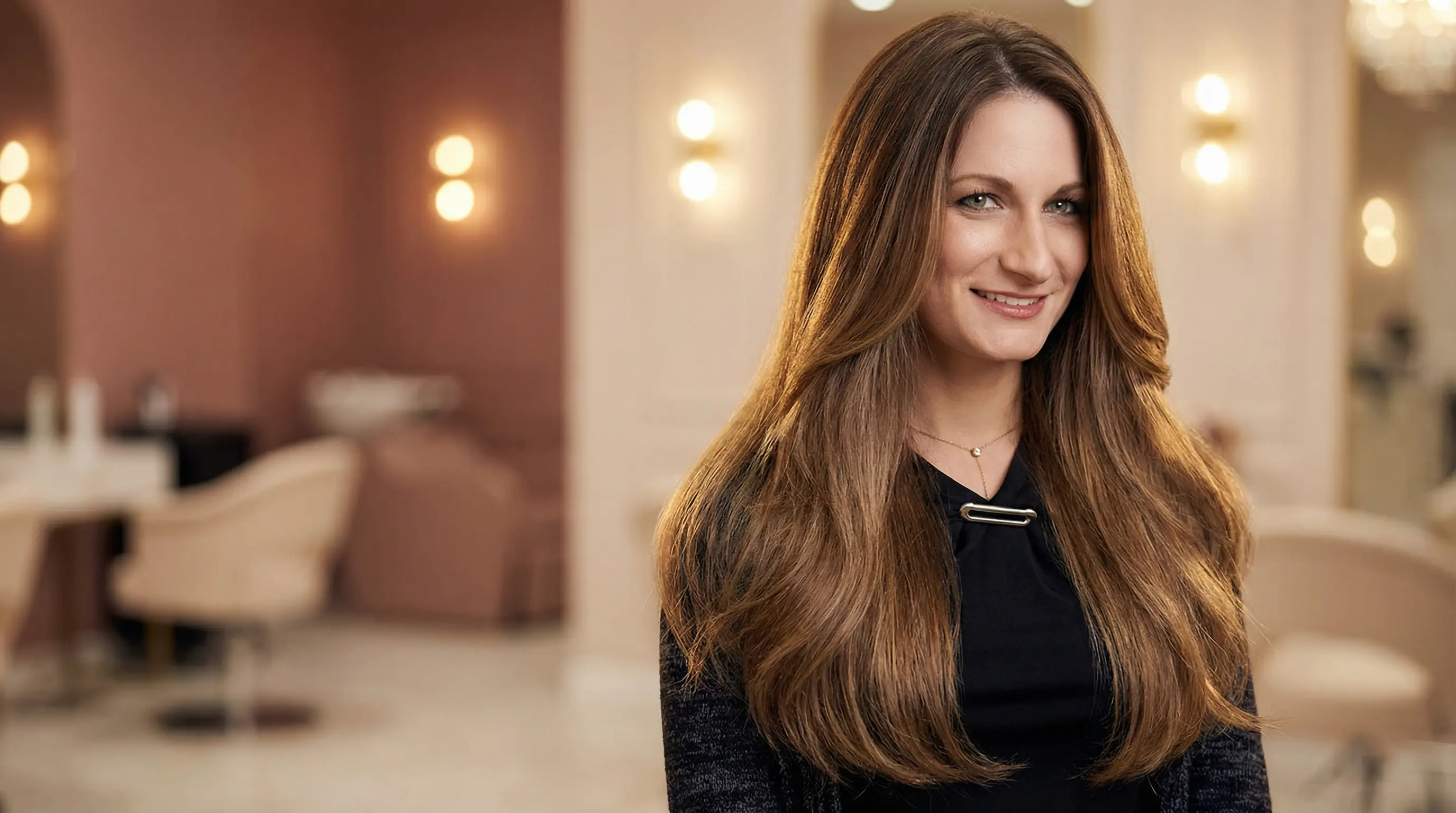 Professionelle Haarverlängerung bei DILEK Friseur in Offenbach am Main — Frau mit traumhaft langem Echthaar nach Hairdreams-Behandlung